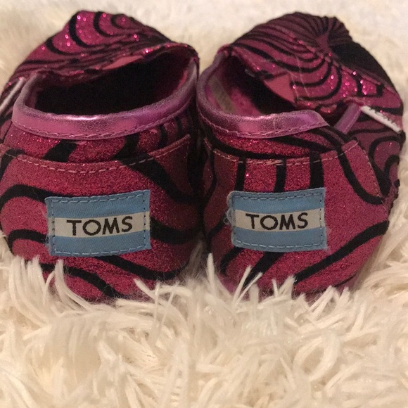 Girls TOMS glitter slip on’s - Picture 3 of 6